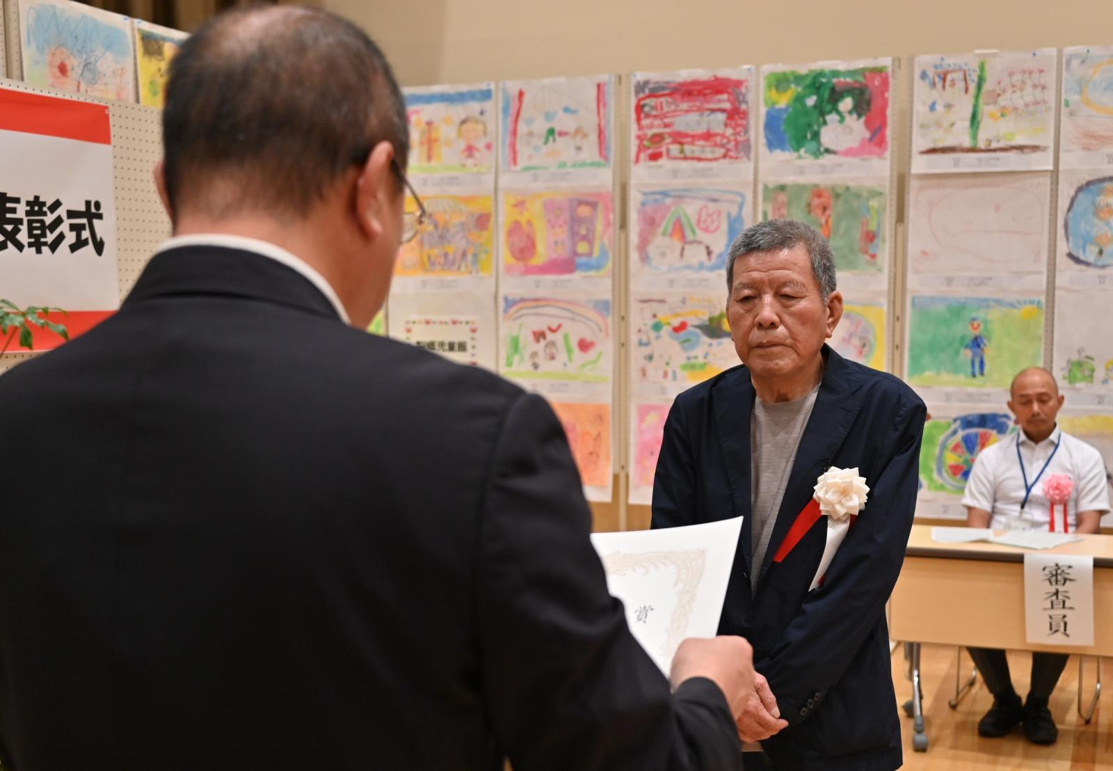 第33回えくぼ絵画展表彰式　写真２