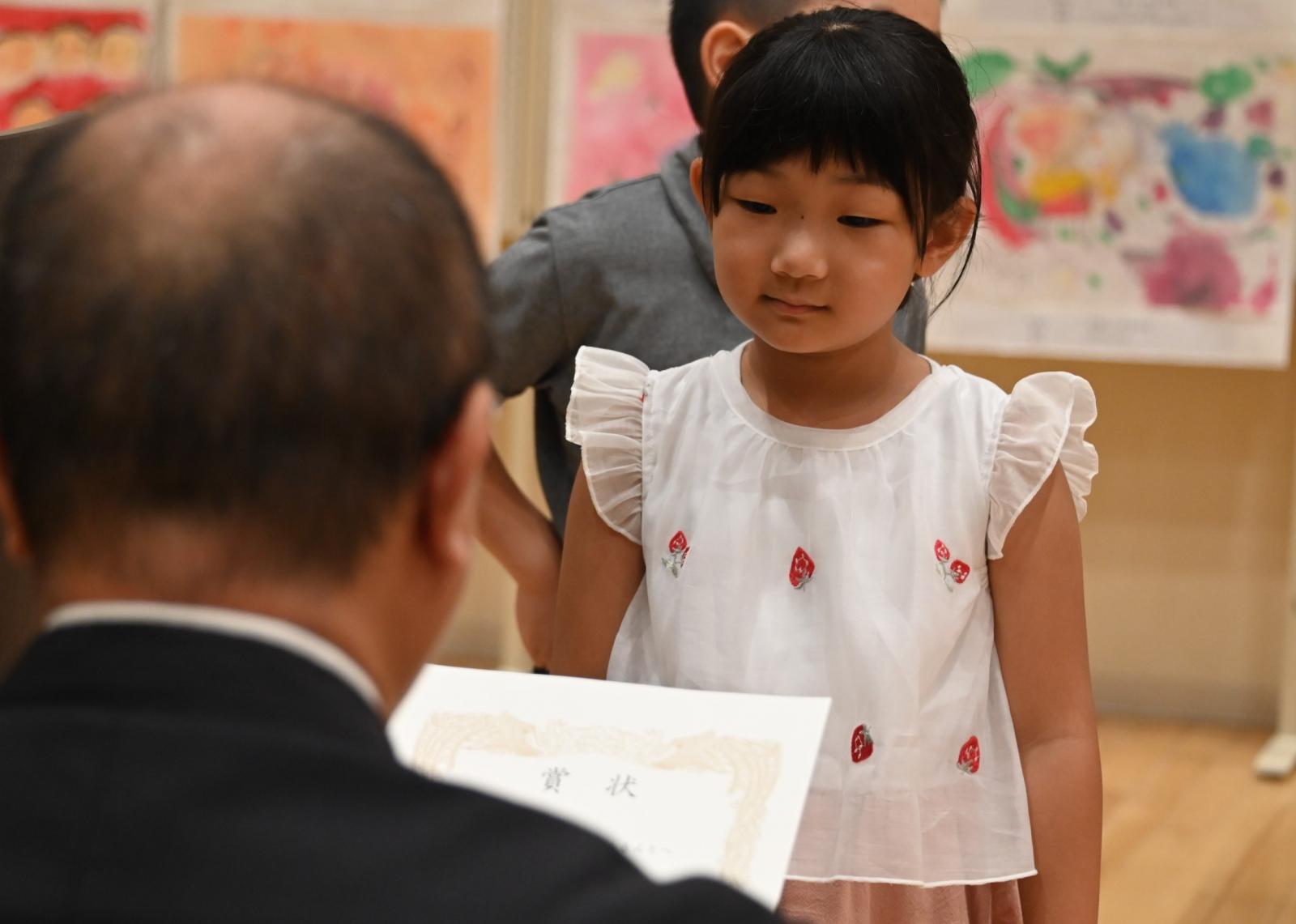 第33回えくぼ絵画展表彰式　写真３