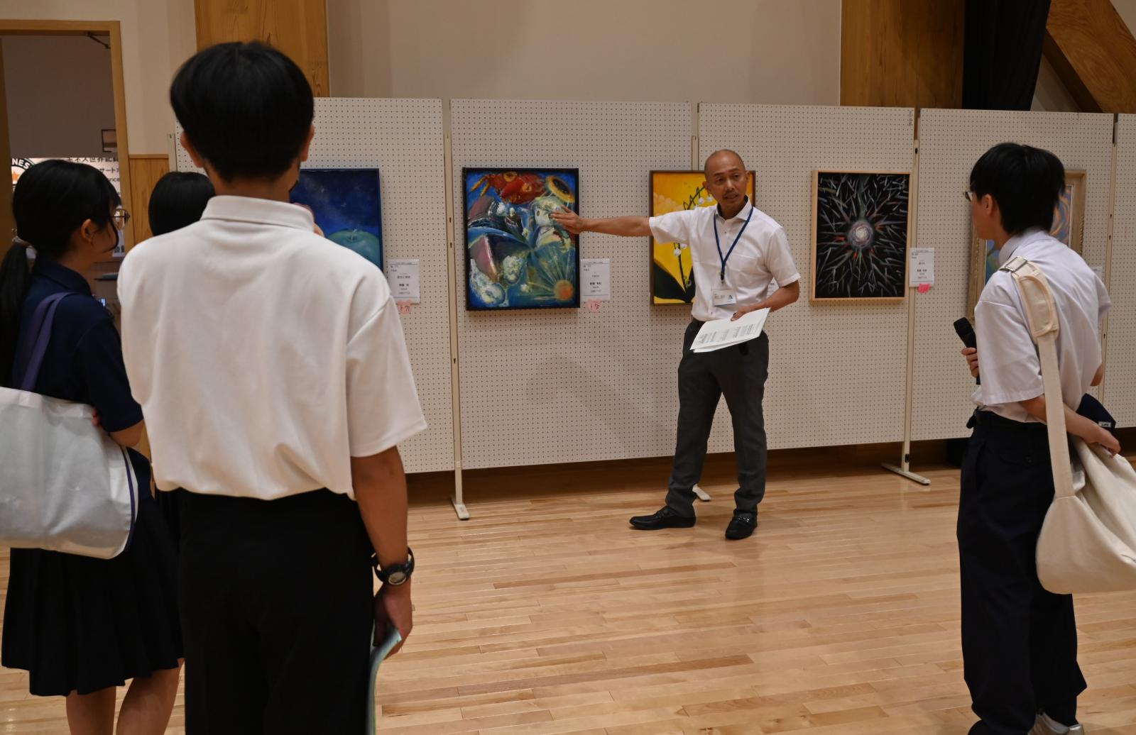 第33回えくぼ絵画展表彰式　写真６