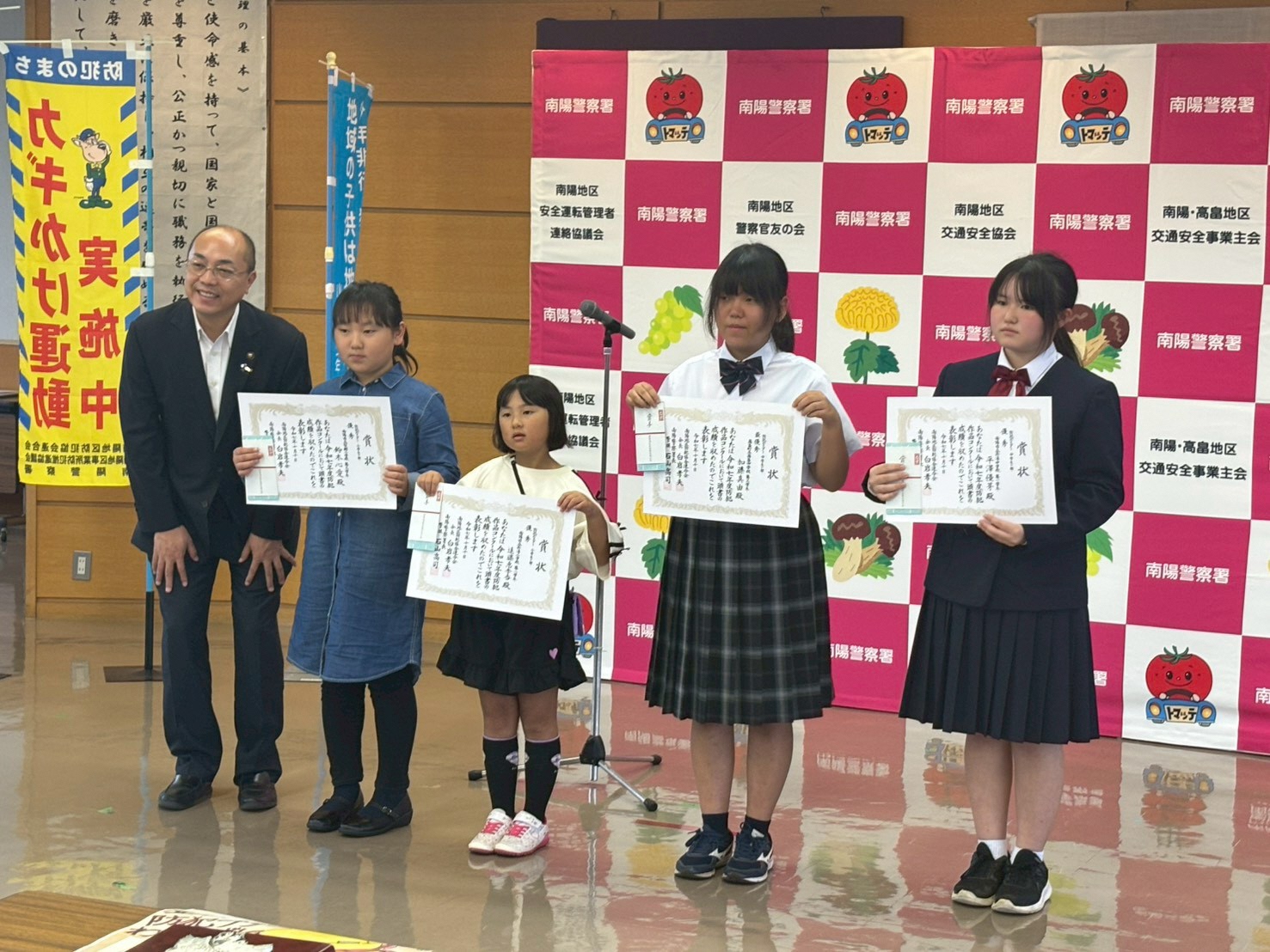 ポスター表彰者と記念撮影