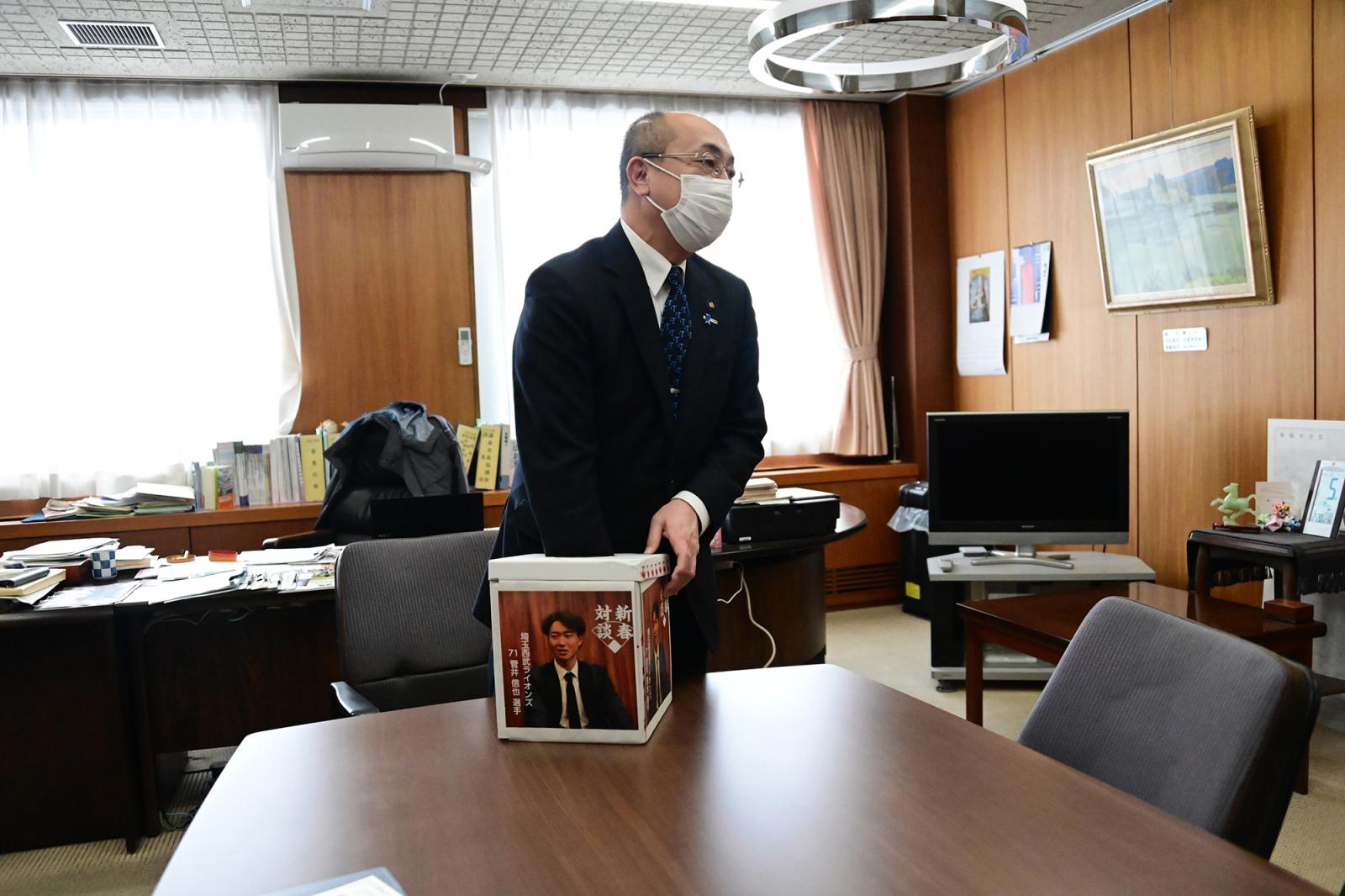 菅井選手サインポールプレゼント抽選の様子