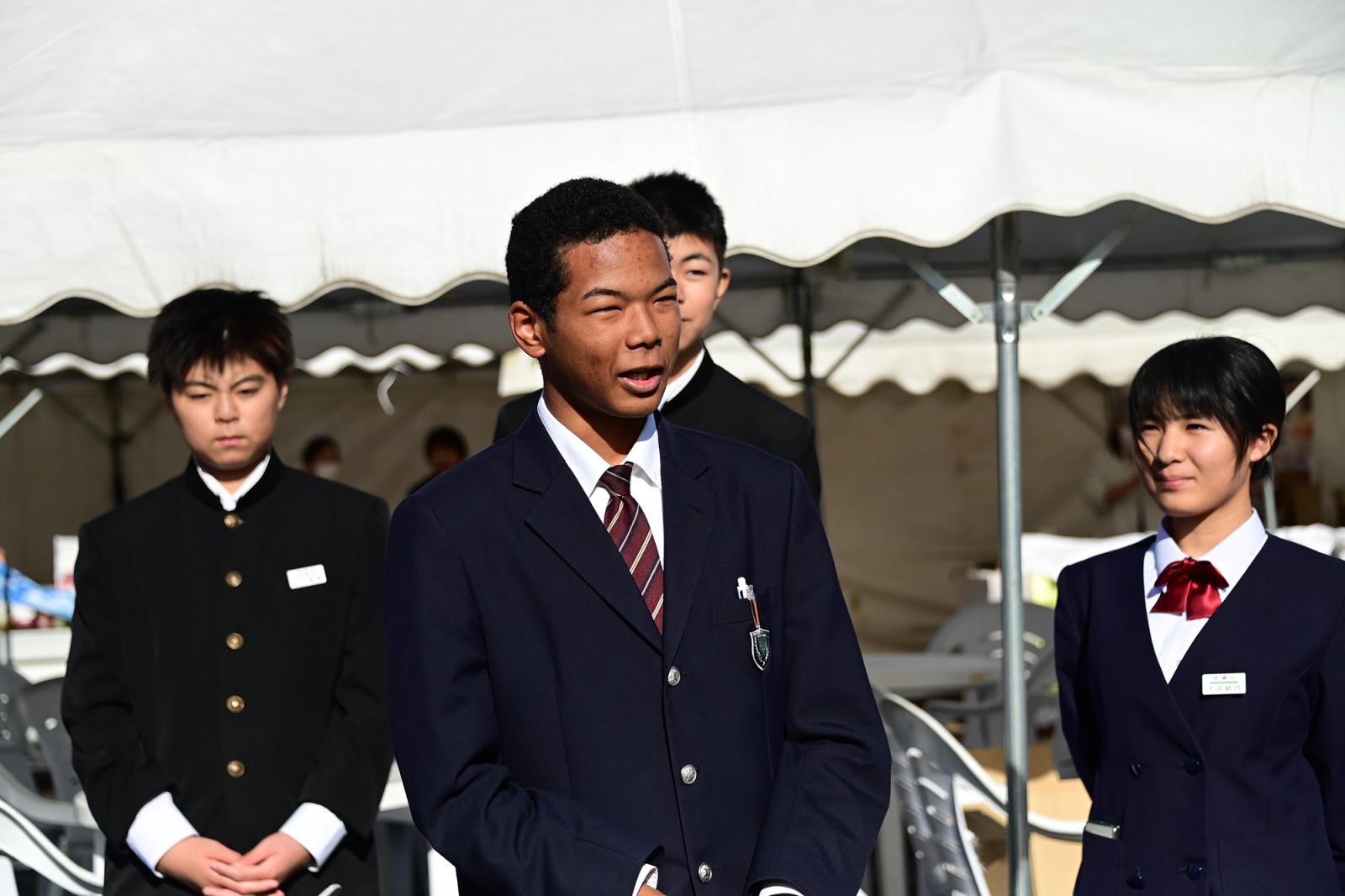 イベント前にあいさつをするシランカ南陽みらい市長