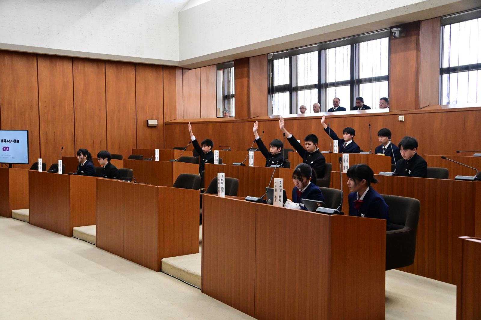 質問の挙手をする南陽みらい議員