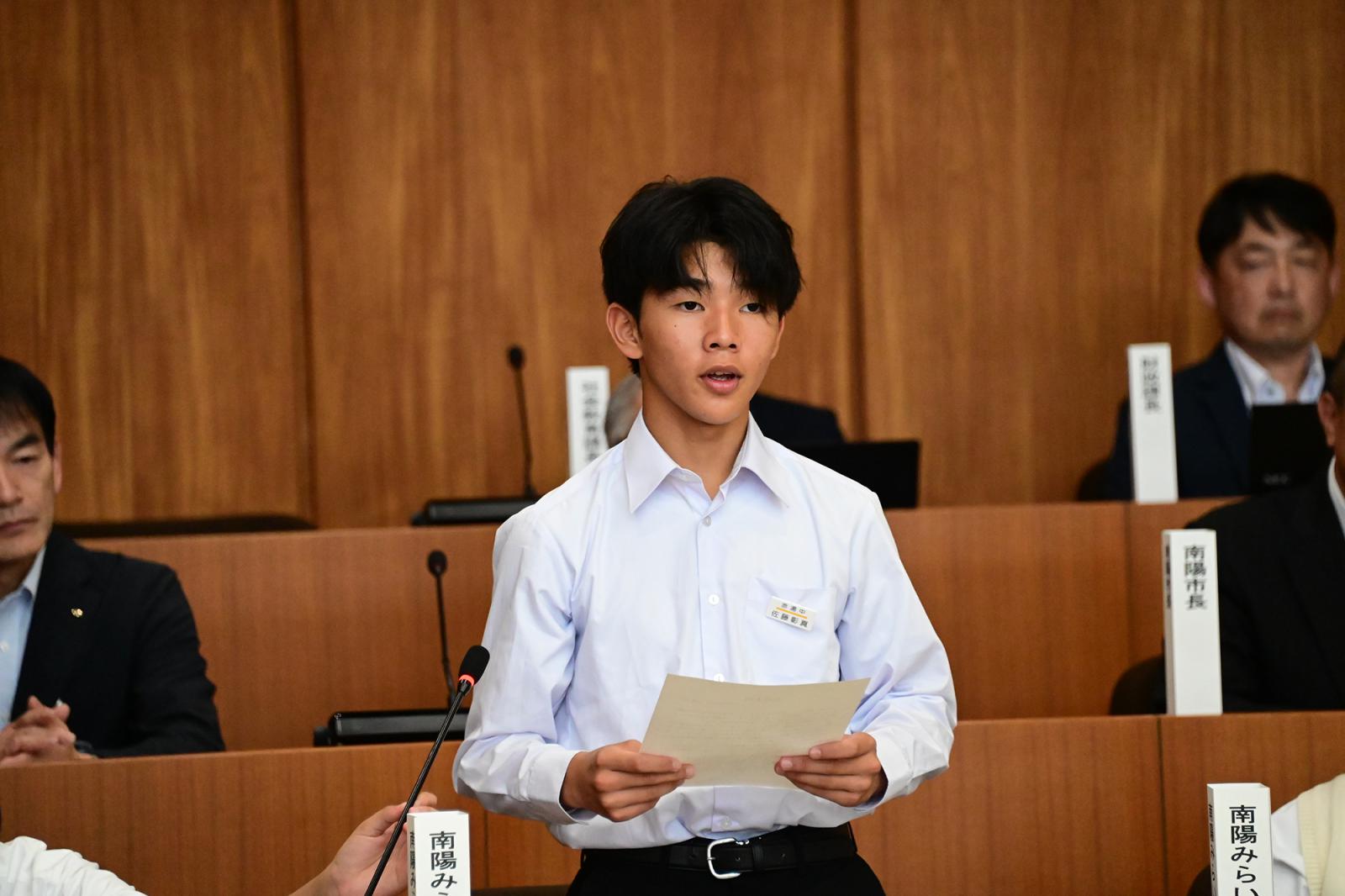議会への意気込みを述べる南陽みらい副市長