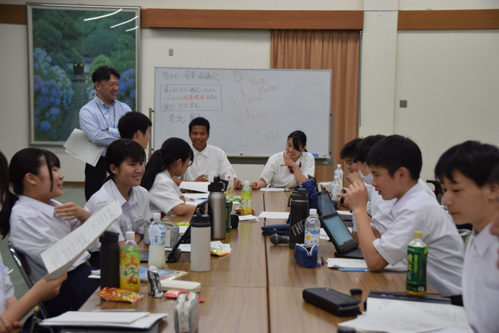南陽みらい議会全員協議会の様子