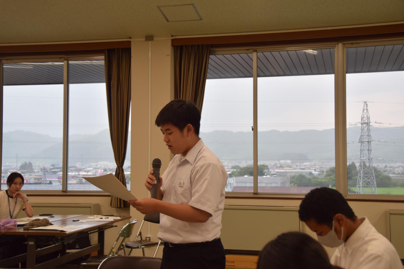 南陽みらい議会全員協議会の様子