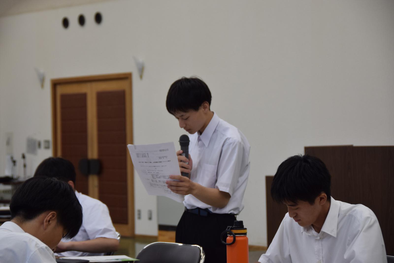 南陽みらい議会全員協議会の様子