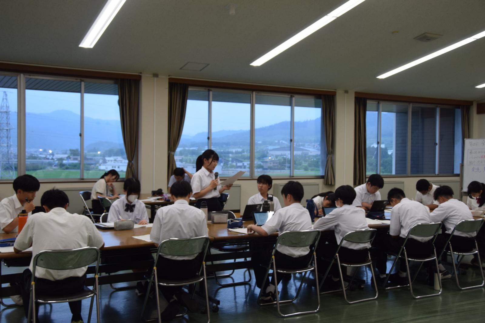 南陽みらい議会全員協議会の様子