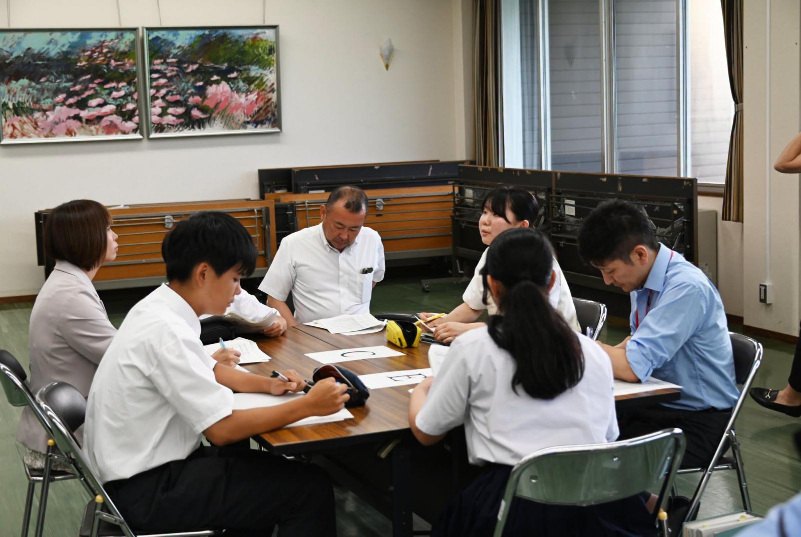 政策提言案を確認しあう議員