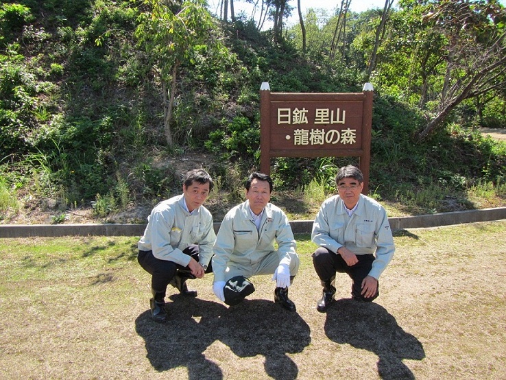 左から、河田広報・CSR部長、塩田南陽市長、島貫経理財務部長