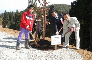 塩田市長らによる代表植樹